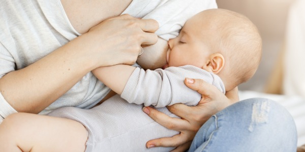 Los componentes de la leche materna, protección y primera vacuna.